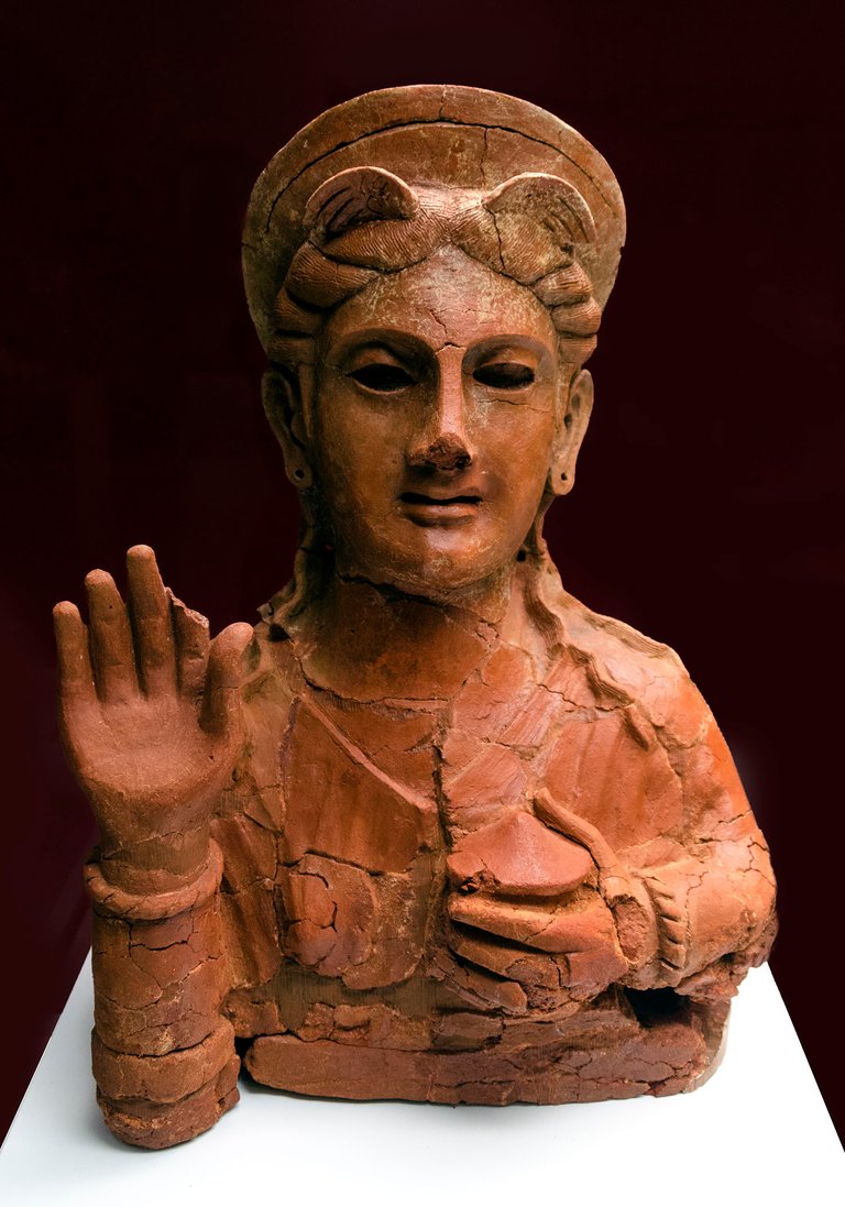 Está hecho en terracota y se ha asociado a Astarté. 5th century BCE. Ángel M. Felicísimo from Mérida, España, CC BY 2.0, via Wikimedia Commons.