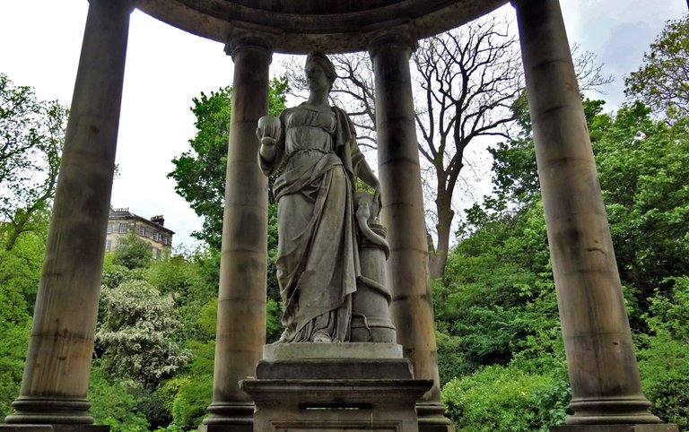 St. Bernard's Mineral Well, Hygiea Statue, Water of Leith. Rosser1954, CC BY-SA 4.0, via Wikimedia Commons.