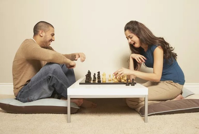 young-hispanic-couple-playing-chess-71416921-5b7ca972c9e77c0050160222.jpg