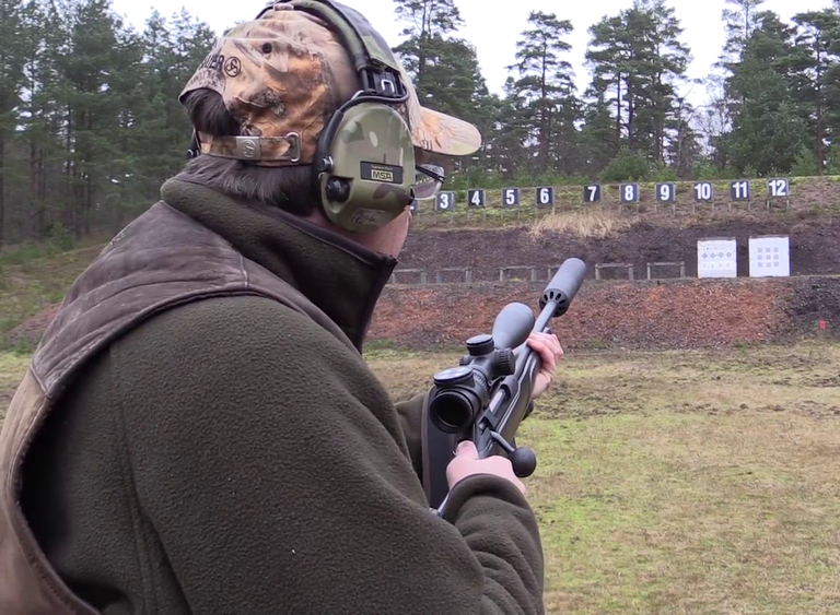 1024px-Hunter_in_pre-firing_position_shooting_range_Sweden_01.png