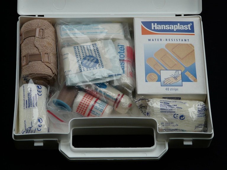 first-aid-kit-62643_1280.jpg