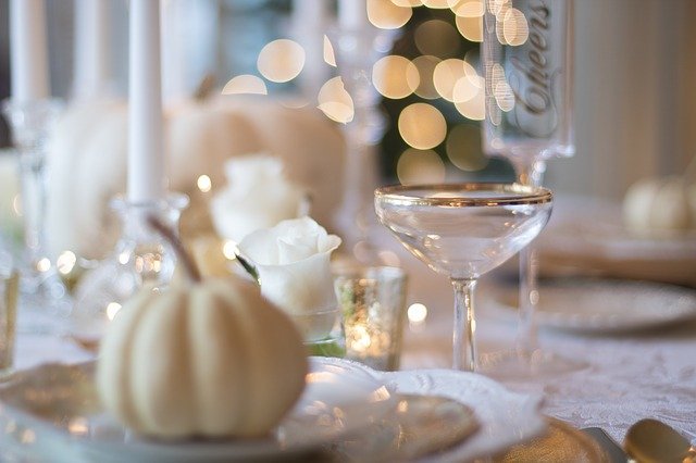 holidaytable1926946_640.jpg