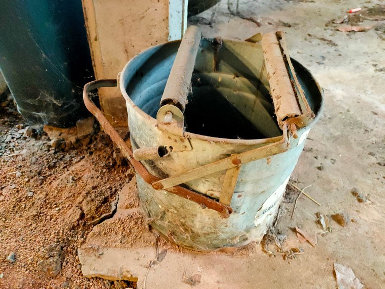 Underhouse_mop_bucket.jpg