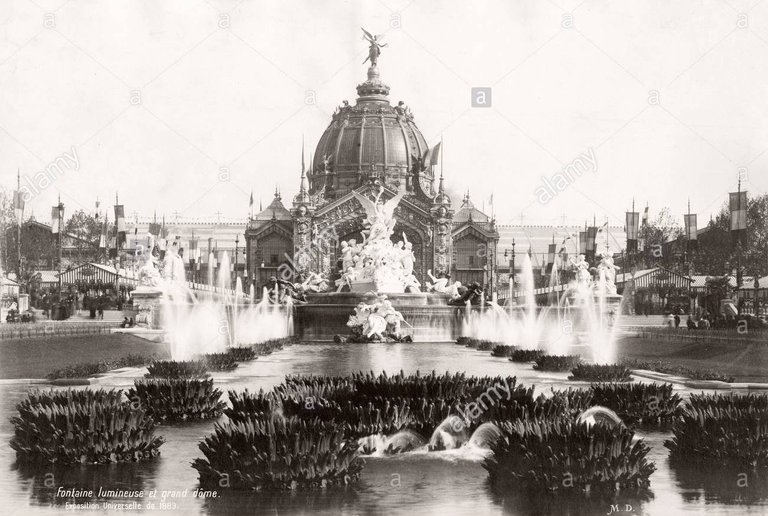 19thcenturyvintagephotographparisfrancetheexpositionuniverselleof1889wasaworldsfairheldinparisfrancefrom6mayto31october1889worldfairgreatdomeandilluminatedfountainMA7R89.jpg