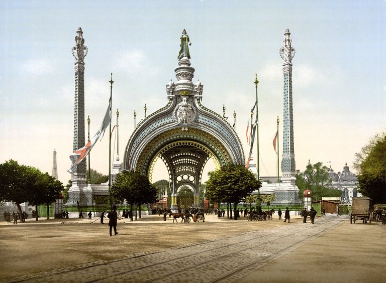 Grand_entrance,_Exposition_Universal,_1900,_Paris,_France.jpg