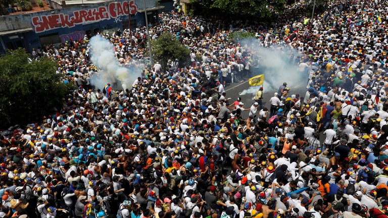 opositores-venezolanos-se-enfrentan-a-la-policia-en-caracas.jpg