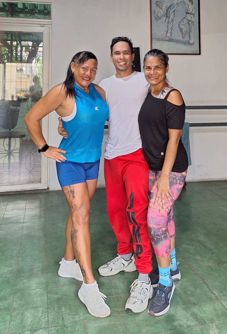 Llegó la energía masculina al grupo de baile - My Actifit Report Card: May 15 2025