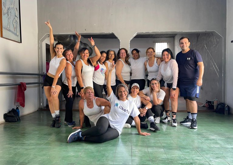 Celebrating my birthday with the gym group 🥳 Celebrando mi cumpleaños con el grupo del gimnasio - My Actifit Report Card: June 13 2025