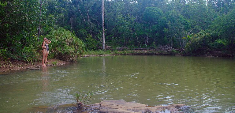 Meli y Sayli en el rio.jpg