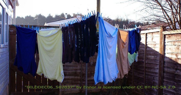 clothes-hanging-993.jpg