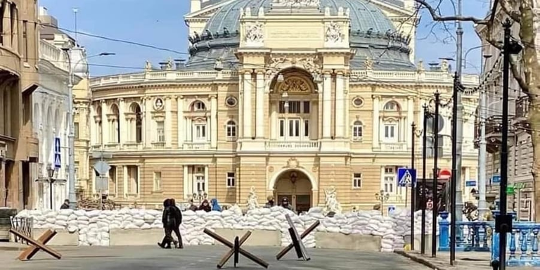 Odesa. Opera. Protection of the building from occupiers. Photo Source - dumskaya