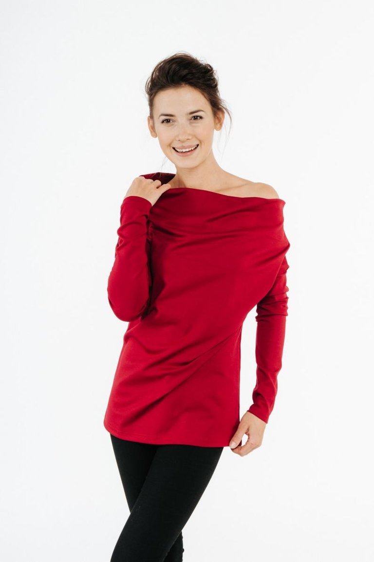 Lemuse Woman Red top long sleeve.jpg