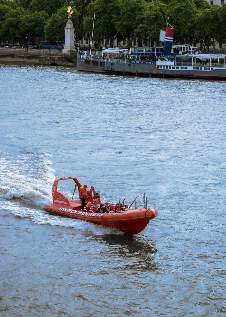 Speed boat on the Thames with some tourists.jpg