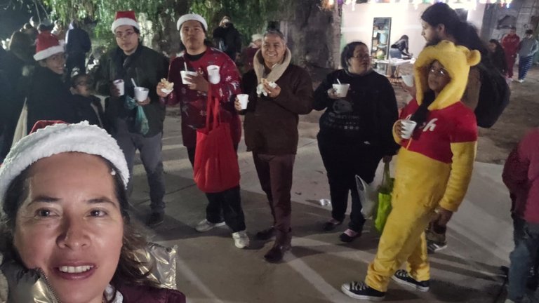 Foto de mi madre con la familia atas en la selfie