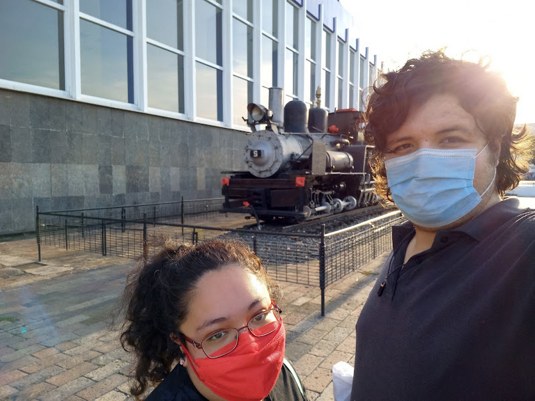 Nosotros sacándonos una foto en una locomotora que se encuentra en Forum Buenavista, CDMX