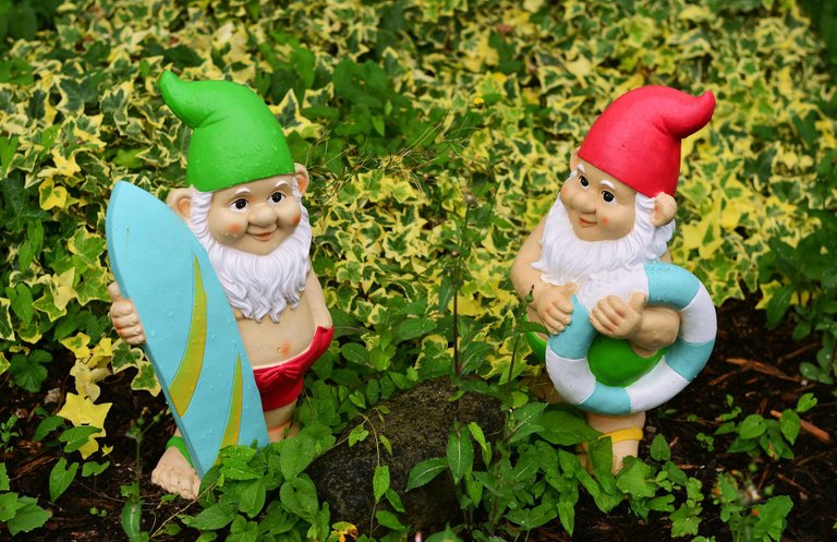 garden-gnomes-2614413_1920.jpg