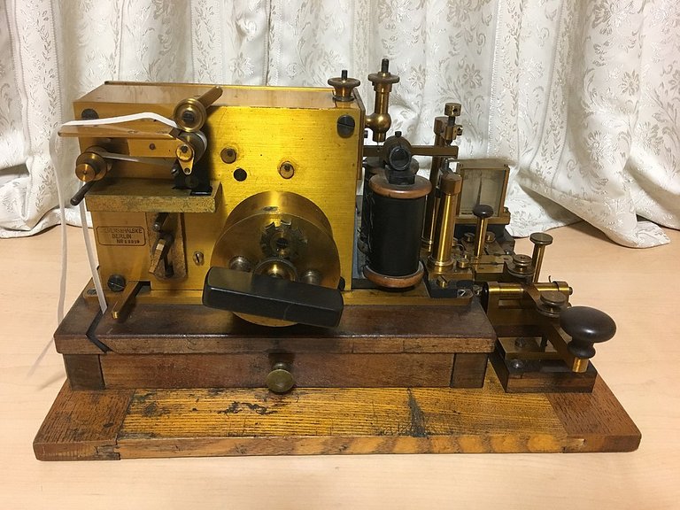 Siemens_&_Halske_Morse_telegraph.jpg