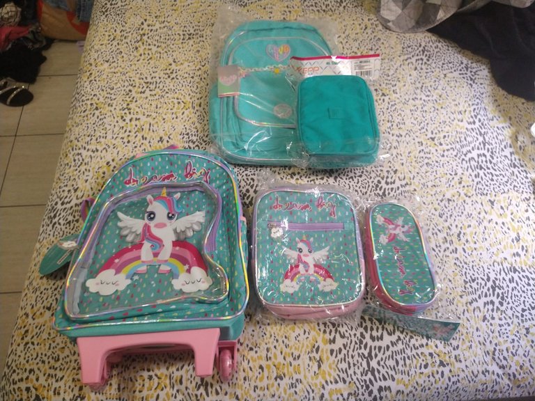 [EN/PT-BR] Looking for the last item on the list: Backpacks for my daughter and her cousin.