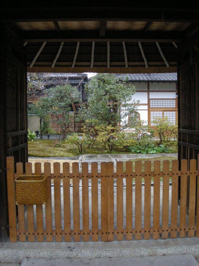 077-Todai-ji gate & garden.JPG