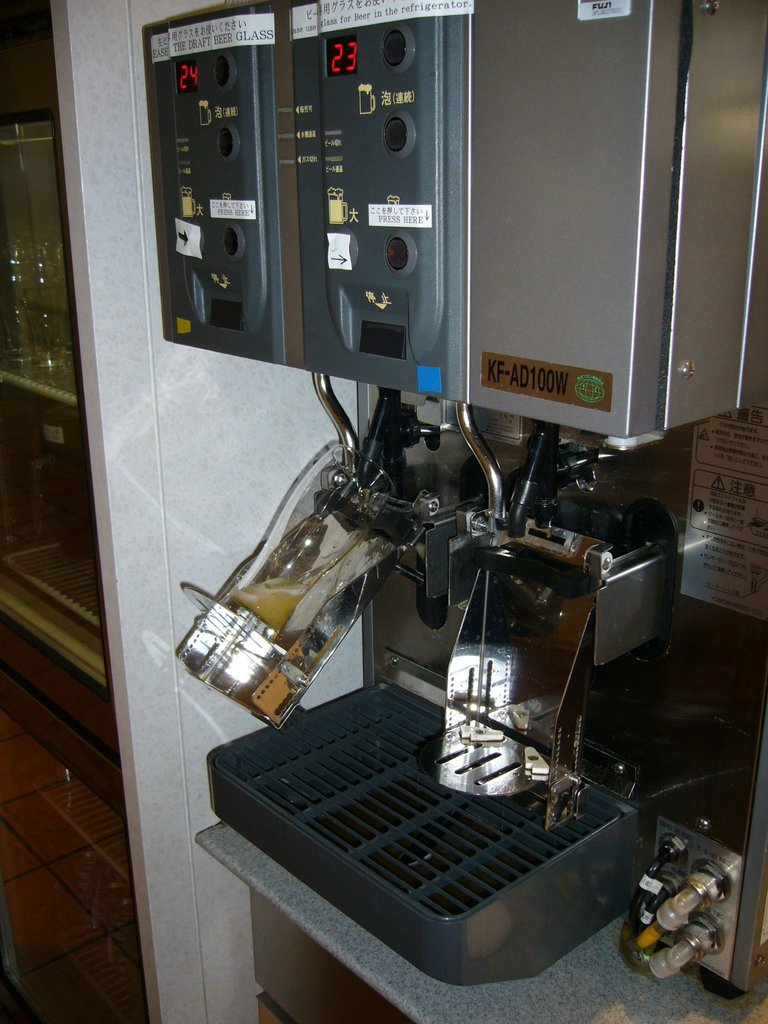 706.2 - The machine tilts the glass and pours the beer 🍺.