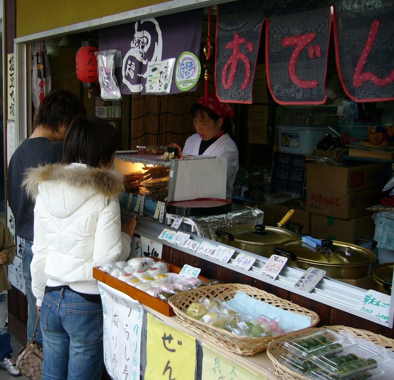 418 - Imoto & Iyumi buy 'dango' (glutenous rice cake balls covered in sauce) for us all.