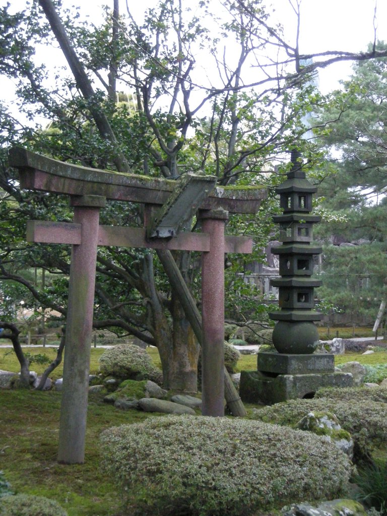 146-Kenrouku-en Pagoda & Torii.JPG