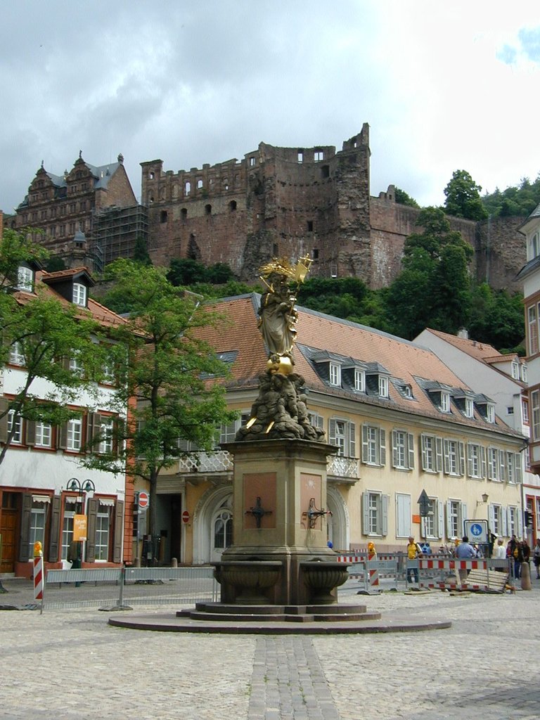 171-Fountain in Heidelburg with Schloss.JPG