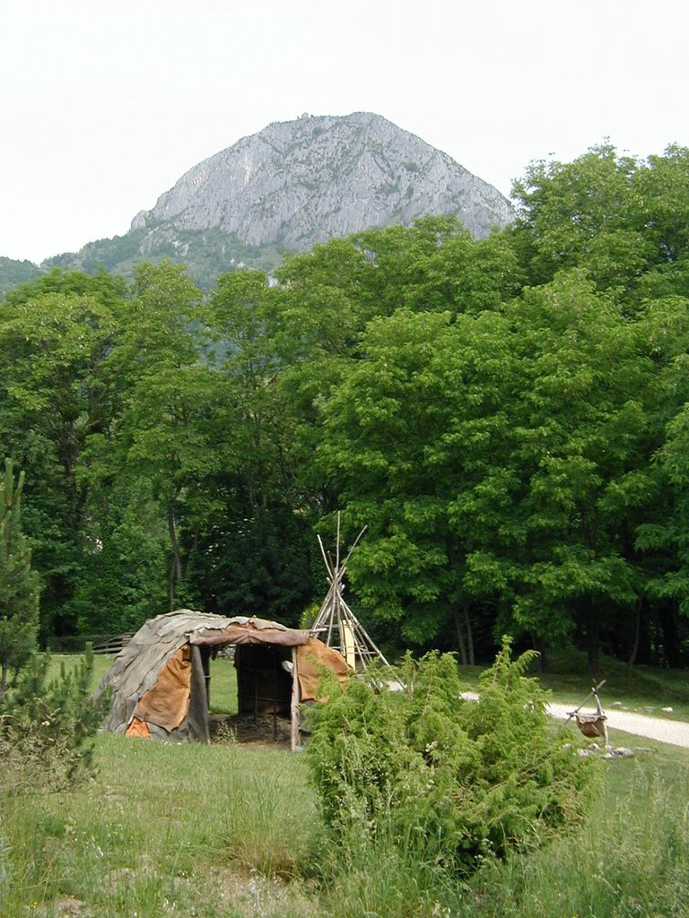 068-Neanderthal Art Park display with mountains.JPG