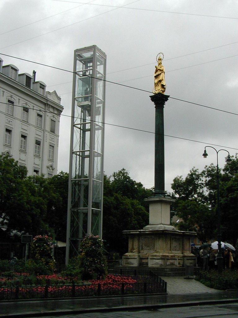 008-Elevator to Nowhere in Graz.JPG