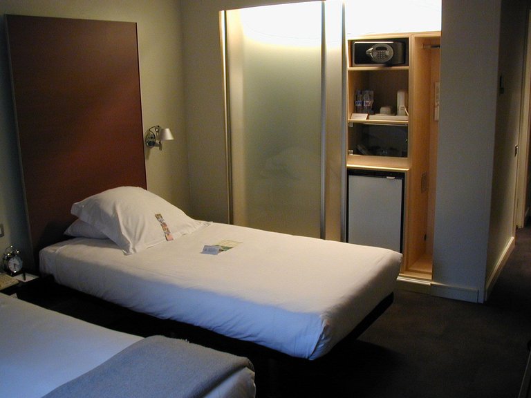 089-Bedroom in Barcelona.JPG