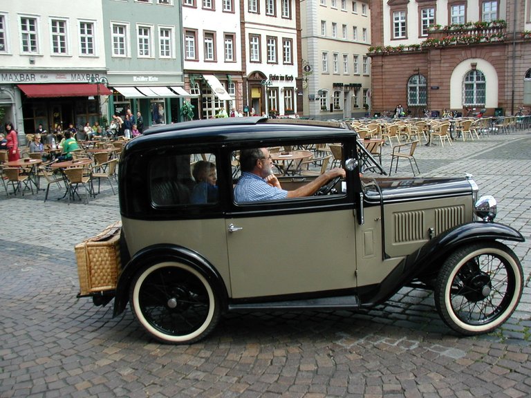 156-Old Austin driving through Heidelburg.JPG