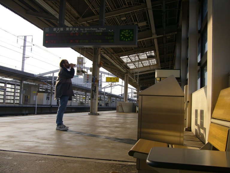 547 - Learning to use the autotimer shutter on my camera 📸 (Yes, this was before affordable cellphones had cameras). And consuming a beer from the vending machine, because Japan 🇯🇵.