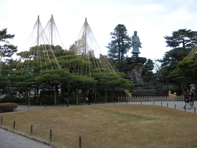 142-Statue in Kenrouku-en.JPG