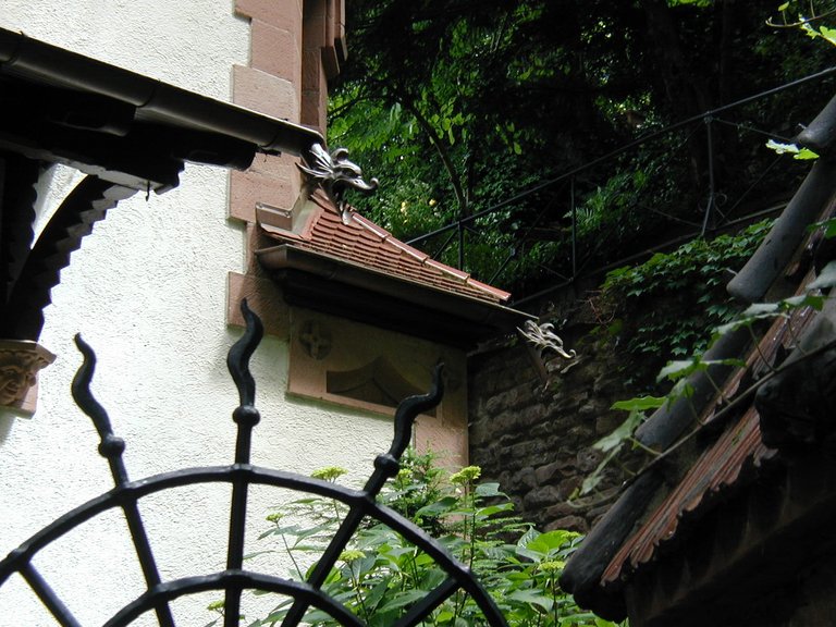 154-Gate and Gargoyles on house near Schloss Heidelburg.JPG