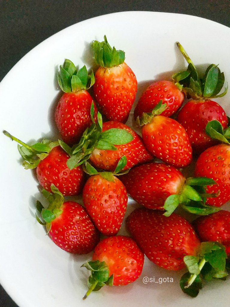 Strawberry plate.jpg