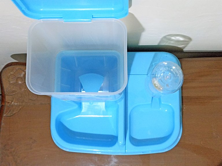 Cat Food Dispenser 07m.jpg