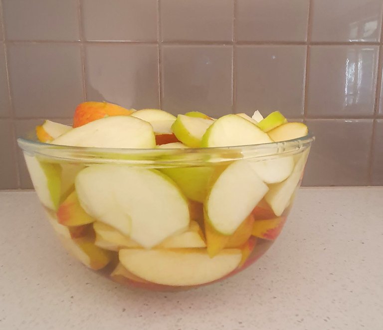Cut Apples in Water with Lemon juice