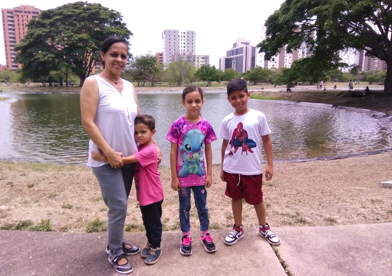 Foto con los niños.jpg