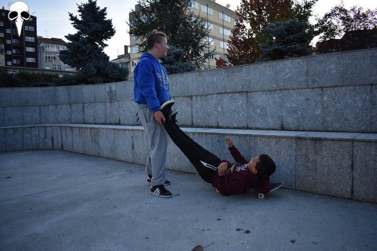 fun with skateboarding and friends, no matter what form / diversión con skate y amigos, da igual de que forma