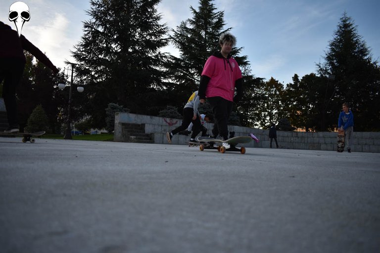 Robin hunting his skateboard after a trick attempt / Robin cazando su skate tras un intento de algún truco