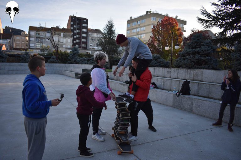 Diego lowering Alex on his shoulders from the skate tower / Diego bajando a Alex en sus hombros de la torre skate