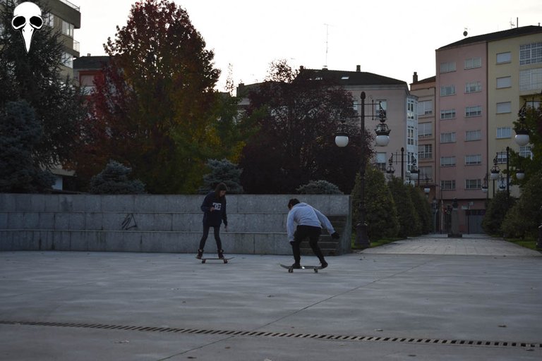 Eli practicing rolling and Manuel practicing the Ollie / Eli practicando rodar y Manuel practicando el Ollie