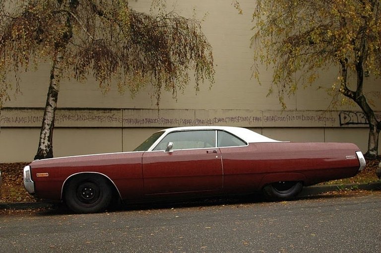 800px-1970_Chrysler_Newport_Custom_-_Flickr_-_denizen24.jpg