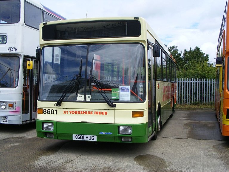 Yorkshire_Rider_bus_8601_K601_HUG,_TYPG_2009_Leeds_bus_rally.jpg