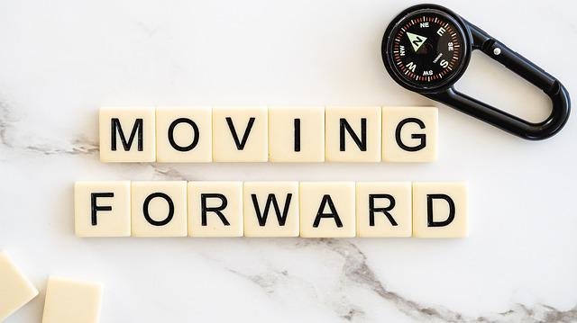 moving-forward-4777506_640.jpg