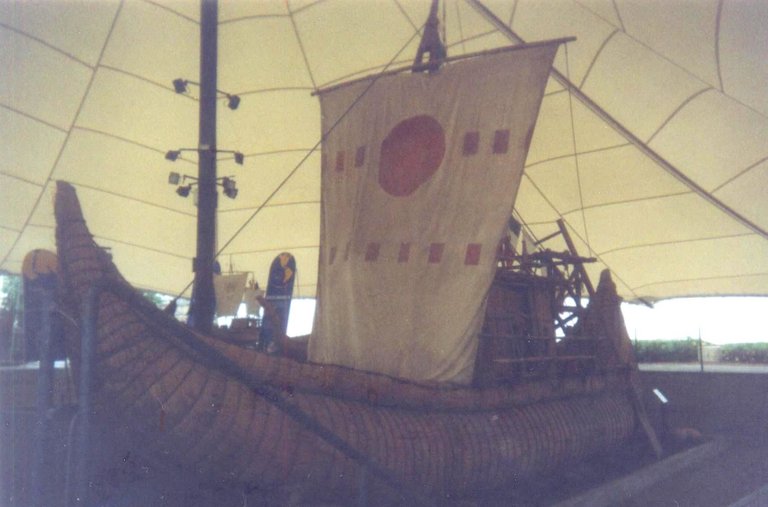 177 - Carpa de navegación primitiva réplica de la embarcación de Thor Hayerdahl.jpg