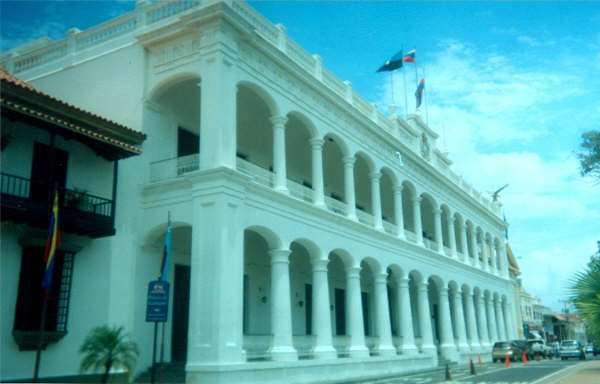 044 Palacio de las Aguilas.jpg