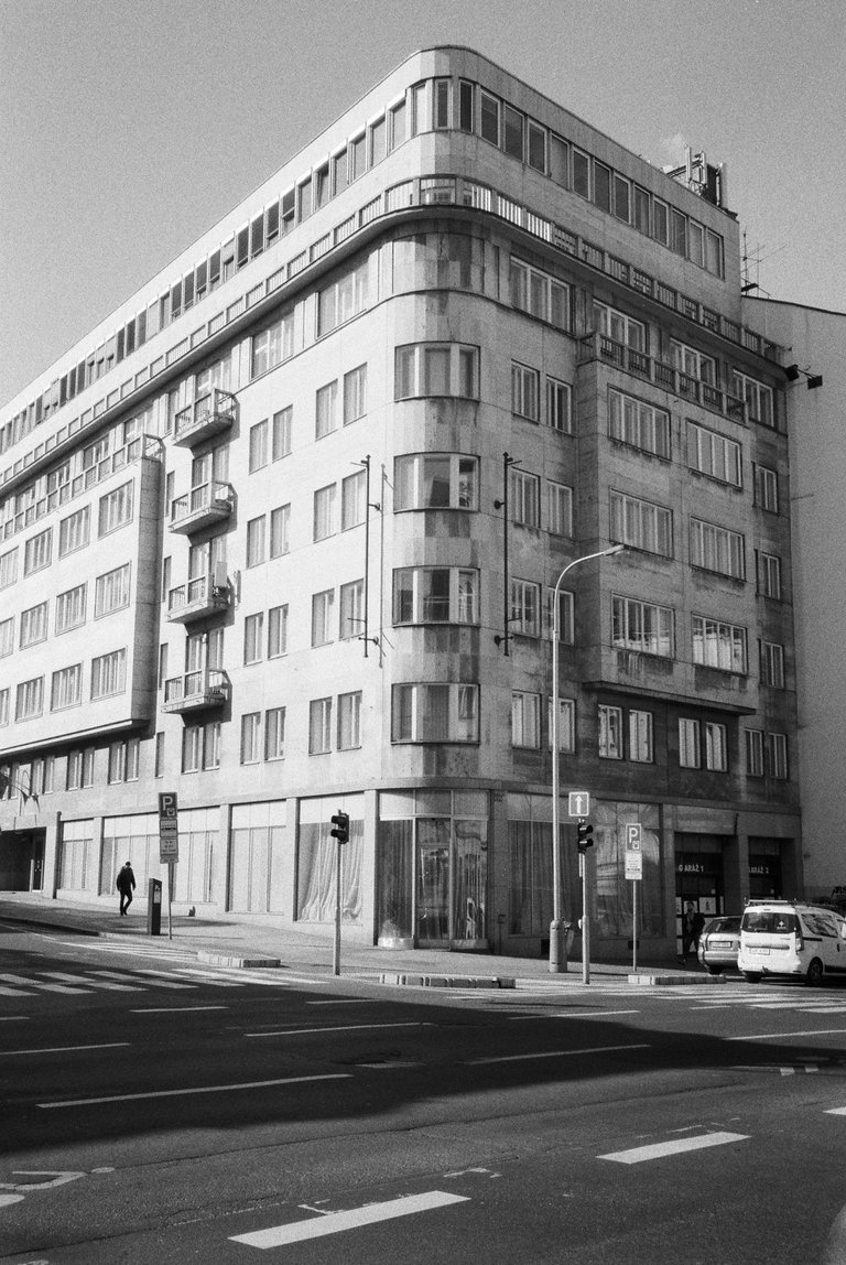 R1-03900-0004.jpg