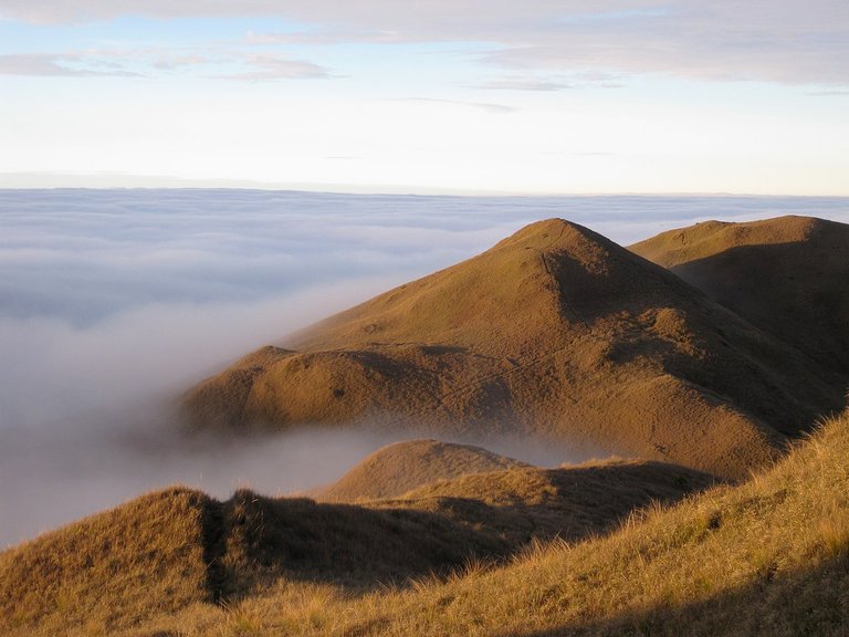 1280px-Clouds_near_Mt._Pulag.jpg