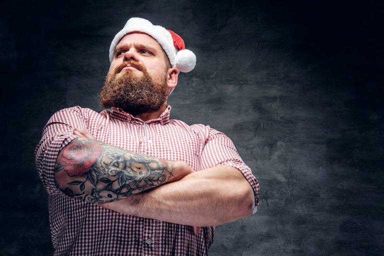 brutal-hombre-barbudo-brazo-tatuado-sombrero-ano-nuevo-papa-noel.jpg